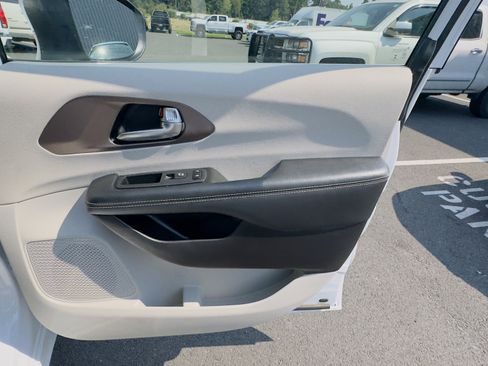 Used 2023 Chrysler Voyager LX image 9