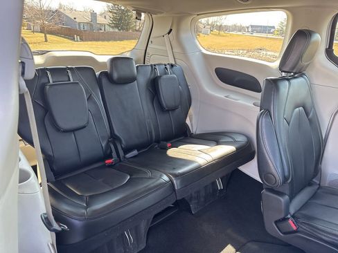 Used 2024 Chrysler Pacifica Touring-L FWD image 47