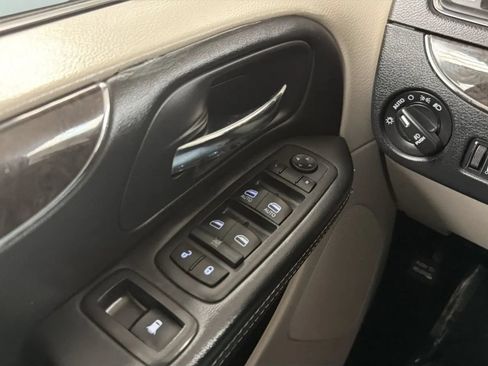 Used 2016 Chrysler Town & Country Touring FWD image 15