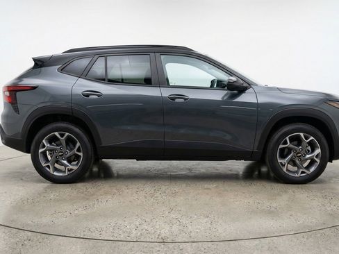 Used 2025 Chevrolet Trax LT FWD image 11