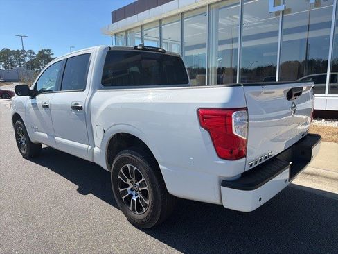 Used 2022 Nissan Titan SV image 3