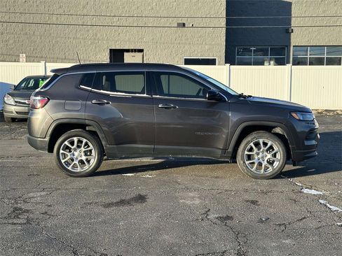 Used 2022 Jeep Compass Latitude image 2