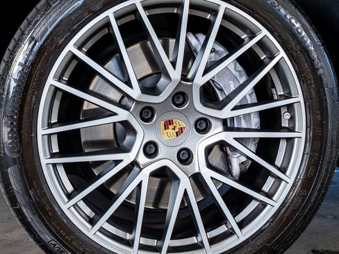 Used 2022 Porsche Cayenne Platinum Edition image 10