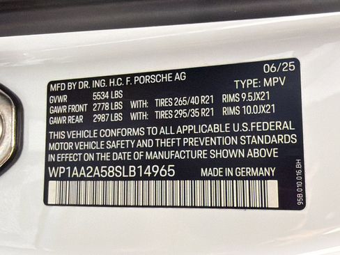 Certified 2025 Porsche Macan AWD/4WD image 22