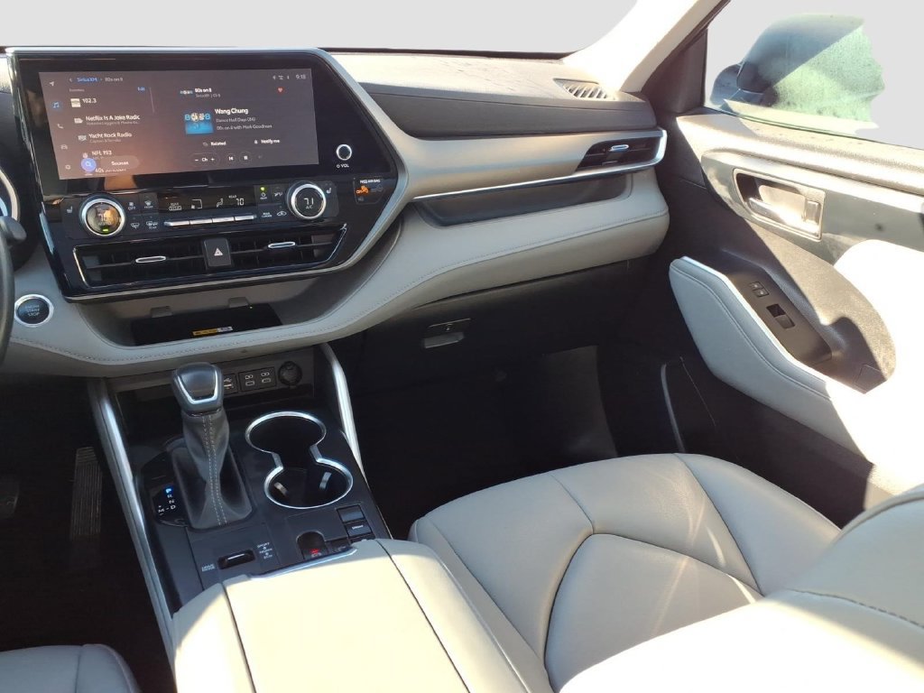 Used 2024 Toyota Highlander XLE FWD image 12