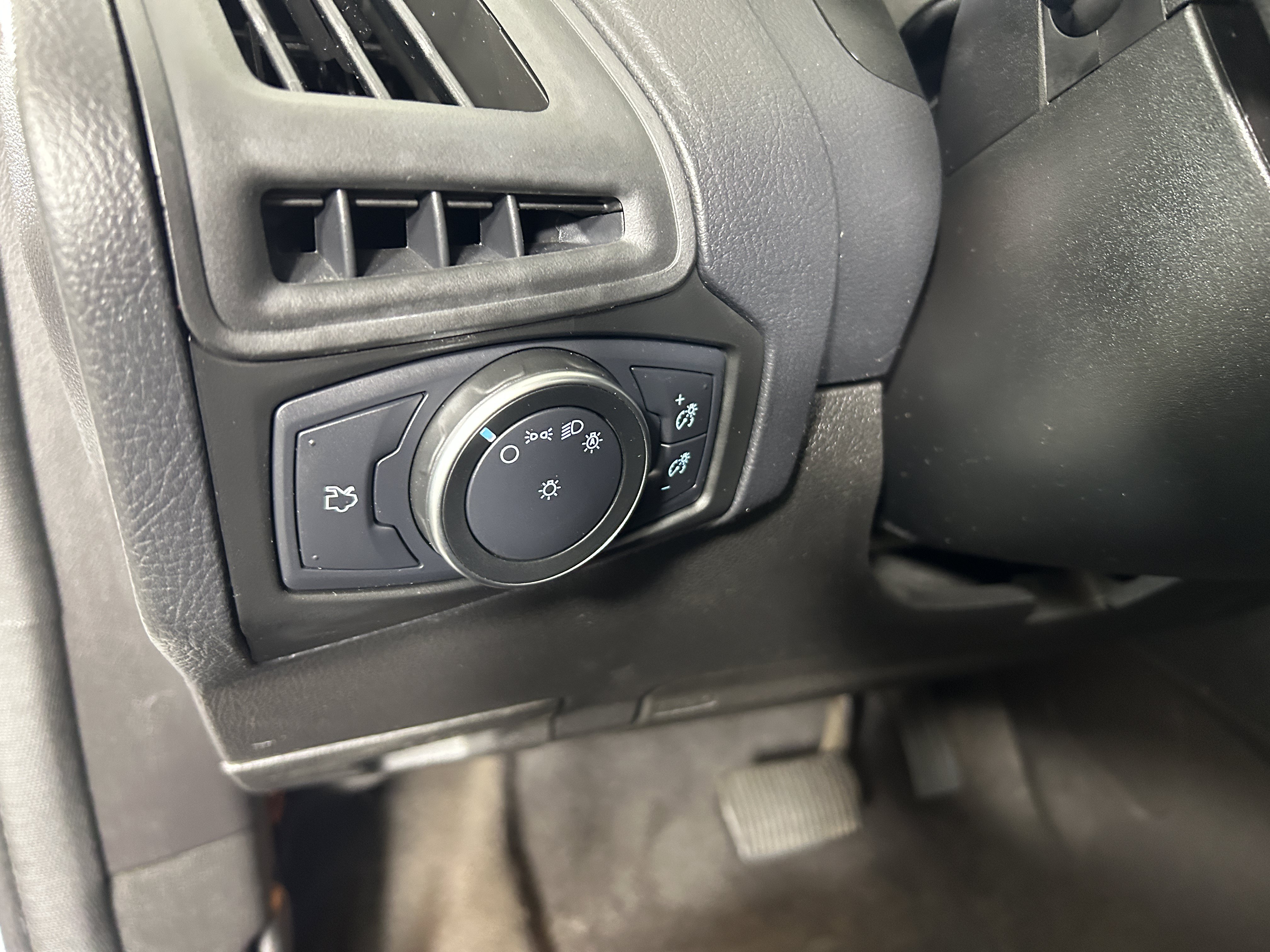 Used 2018 Ford Focus SE FWD image 14