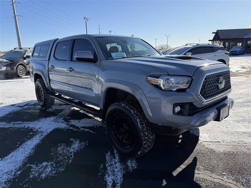 Used 2018 Toyota Tacoma TRD Sport image 2
