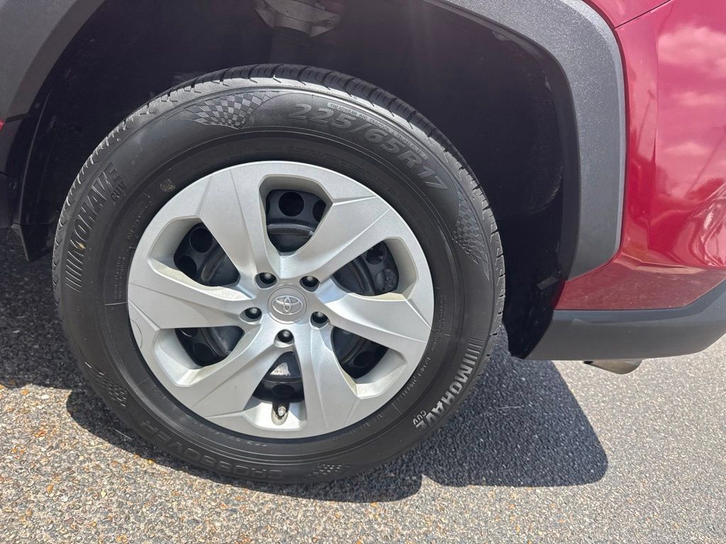 Used 2020 Toyota RAV4 LE FWD image 10