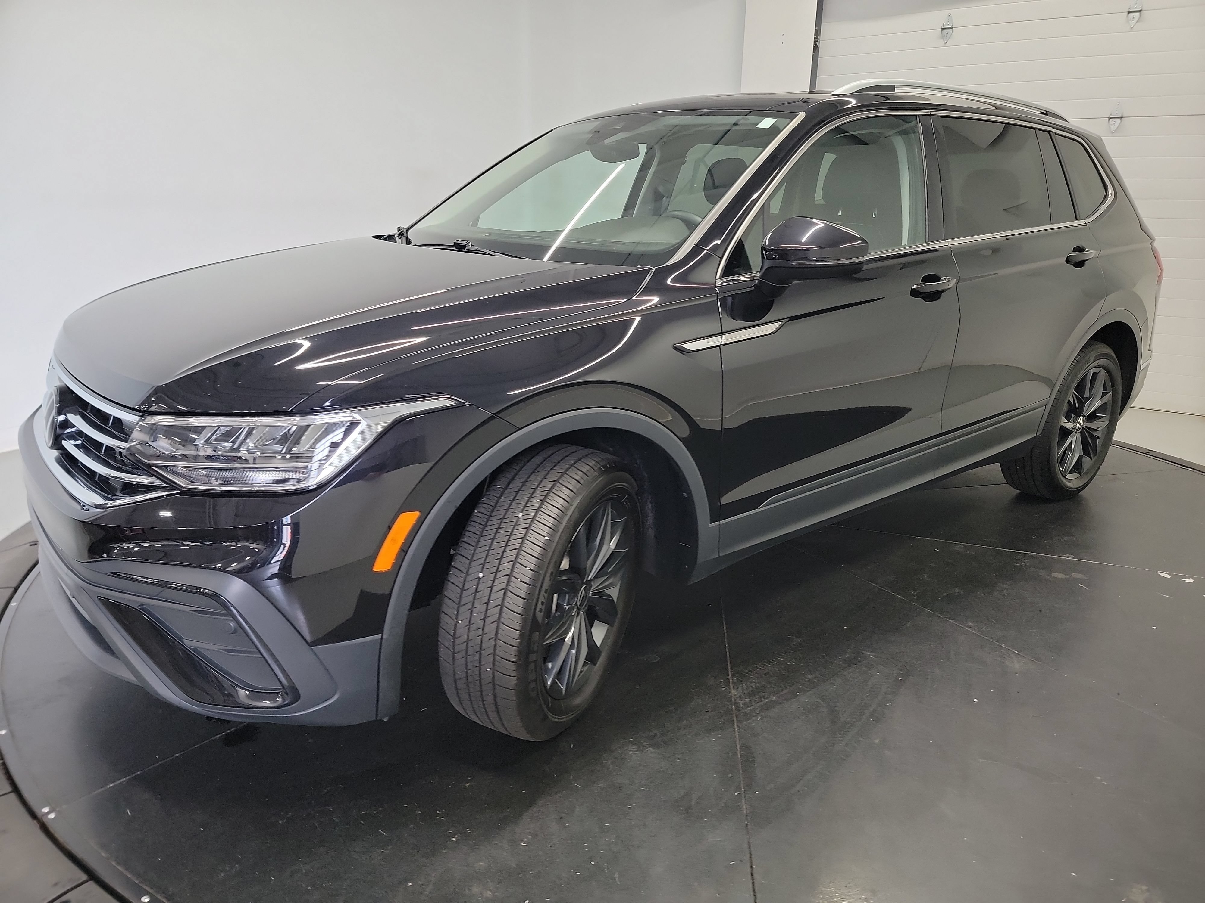 Used 2024 Volkswagen Tiguan SE AWD/4WD image 3