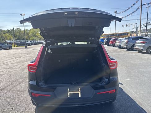 Used 2024 Volvo XC40 B5 Core image 5