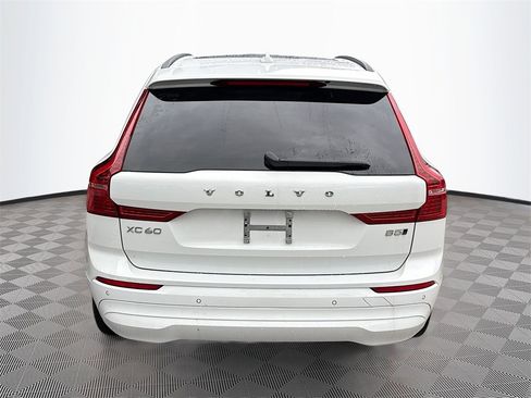 Used 2022 Volvo XC60 B5 Momentum image 7