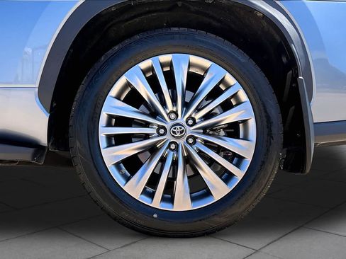 Used 2024 Toyota Highlander Platinum FWD image 7