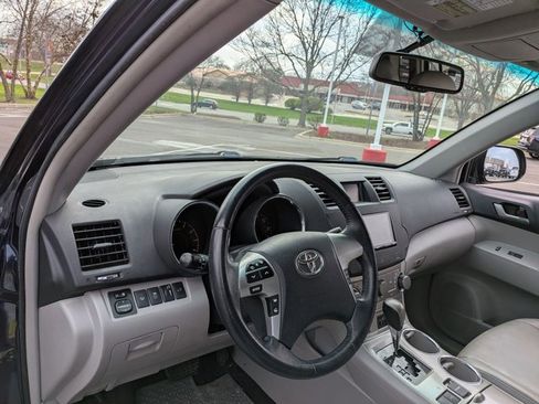 Used 2012 Toyota Highlander SE w/ Tow Pkg image 9