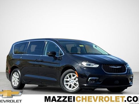Used 2023 Chrysler Pacifica Touring-L FWD image 1