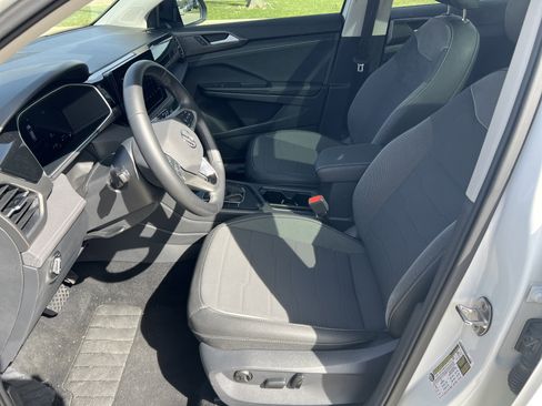 Used 2025 Volkswagen Taos SE image 16