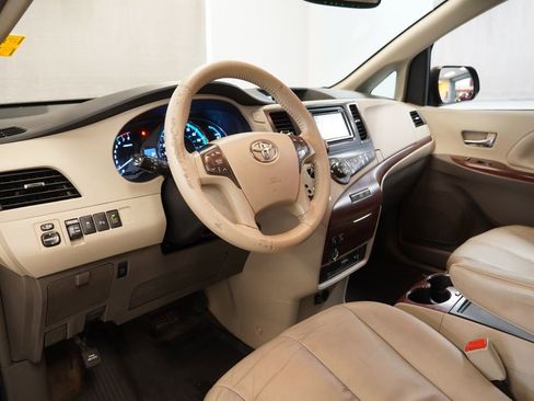 Used 2014 Toyota Sienna XLE w/ Entertainment Package image 6