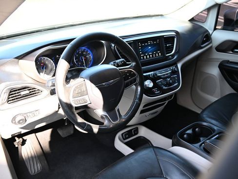 Used 2019 Chrysler Pacifica Touring-L FWD image 14