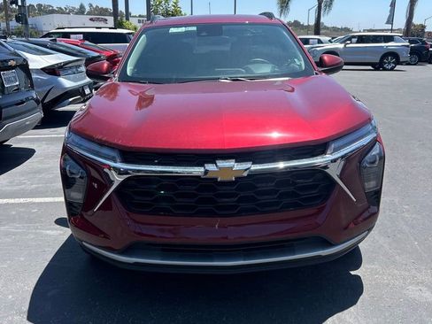 Used 2025 Chevrolet Trax LT w/ LT Convenience Package FWD image 4