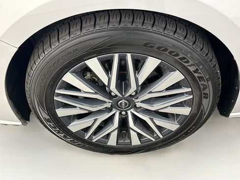 Used 2024 Nissan Altima 2.5 SV FWD image 11