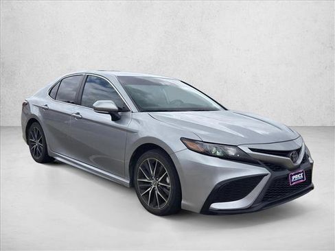 Used 2024 Toyota Camry SE FWD image 4