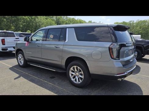 Used 2026 Chevrolet Suburban Premier w/ Sun And Tow Package AWD/4WD image 3
