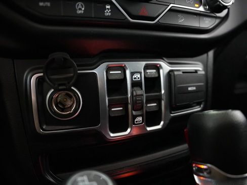 Used 2019 Jeep Wrangler Unlimited Sahara w/ Uconnect 4C Nav & Sound Group AWD/4WD image 22