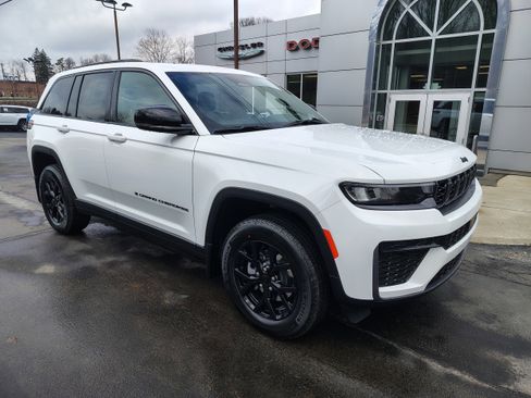 New 2026 Jeep Grand Cherokee Altitude image 2