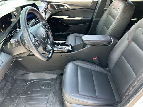 Used 2024 Chevrolet Trax RS w/ Sunroof Package FWD image 17