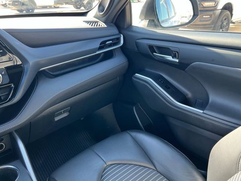 Certified 2022 Toyota Highlander XSE image 13