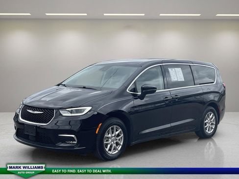 Used 2024 Chrysler Pacifica Touring-L image 3