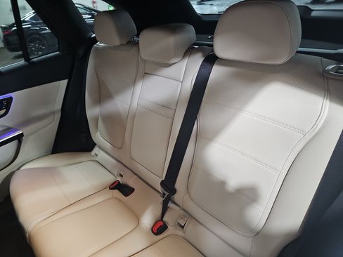 Used 2025 Mercedes-Benz GLC 300 4MATIC image 16