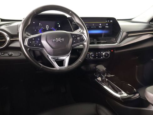 Used 2025 Chevrolet Trax ACTIV FWD image 2