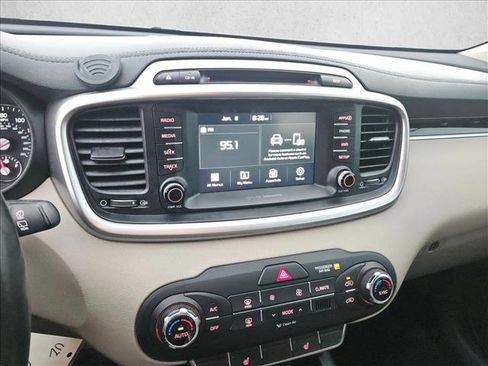 Used 2018 Kia Sorento LX image 18