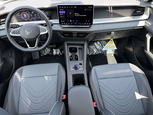 New 2026 Volkswagen Tiguan SE FWD image 11