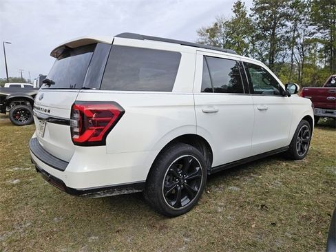 Used 2023 Ford Expedition Limited image 5