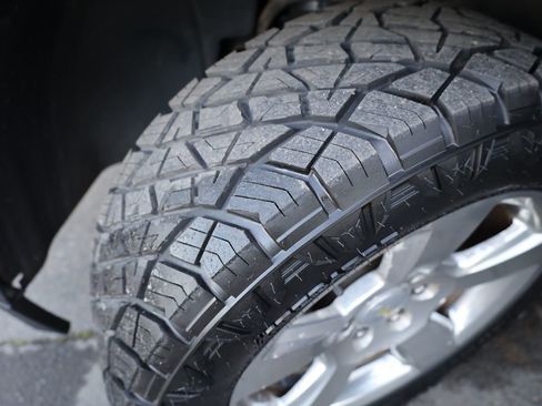 Used 2018 Chevrolet Suburban Premier image 40