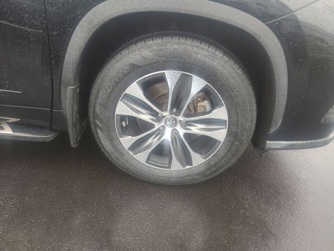 Used 2021 Toyota Highlander XLE AWD/4WD image 13
