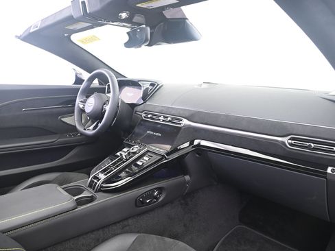 Used 2026 Aston Martin V8 Vantage Coupe RWD image 21