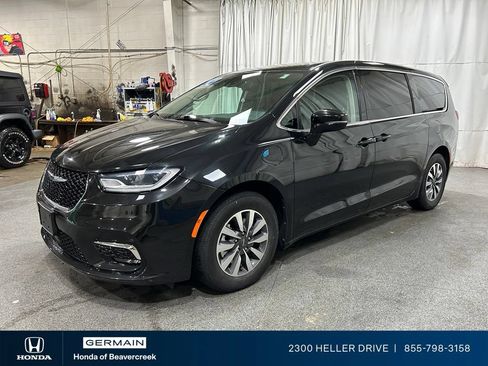 Used 2024 Chrysler Pacifica Limited FWD image 4