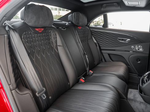 Used 2022 Bentley Flying Spur V8 image 21