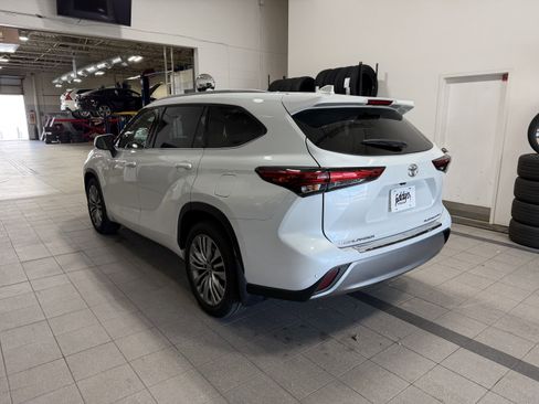 Used 2022 Toyota Highlander Platinum AWD/4WD image 6