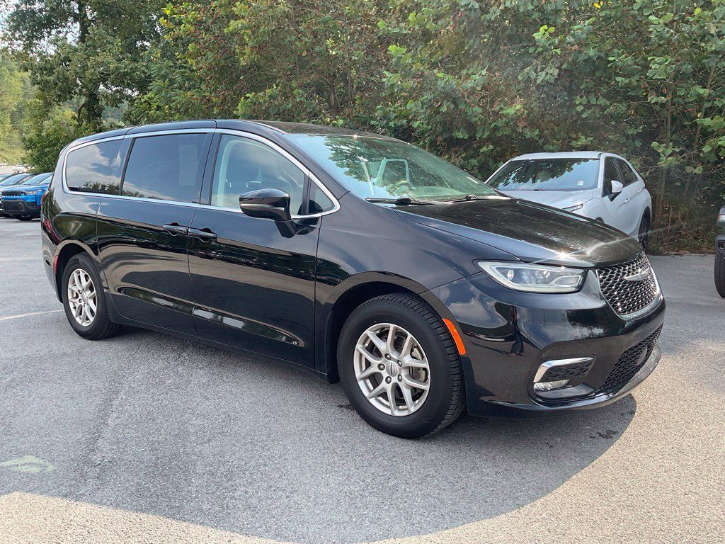 Used 2024 Chrysler Pacifica Touring-L FWD image 7
