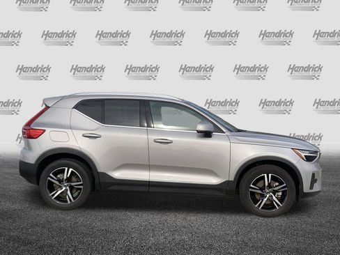 Used 2025 Volvo XC40 B5 Core image 11