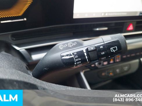 Used 2025 Kia Carnival FWD image 32