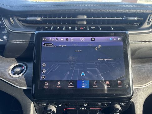 Used 2024 Jeep Grand Cherokee Limited w/ Black Appearance Package image 18