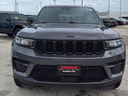 Used 2024 Jeep Grand Cherokee Altitude AWD/4WD image 3