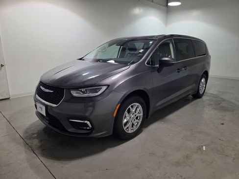 Used 2023 Chrysler Pacifica Touring-L FWD image 3