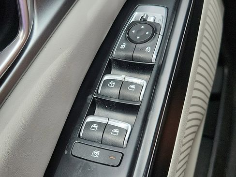 Used 2023 Kia Carnival LX image 9