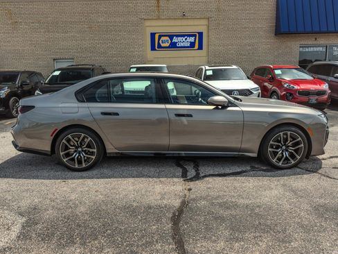Used 2025 BMW 760i xDrive w/ Executive Package AWD/4WD image 3