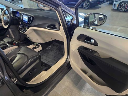 Used 2017 Chrysler Pacifica Platinum FWD image 34